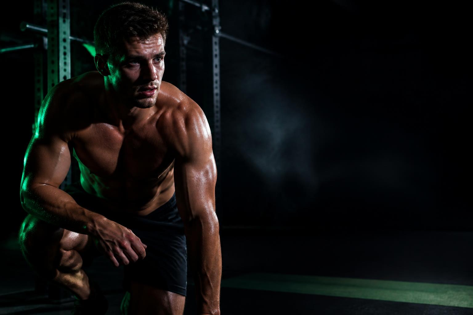 Athlet im Krafttraining – Recovery- und Performance-Stack mit edubily Supplements